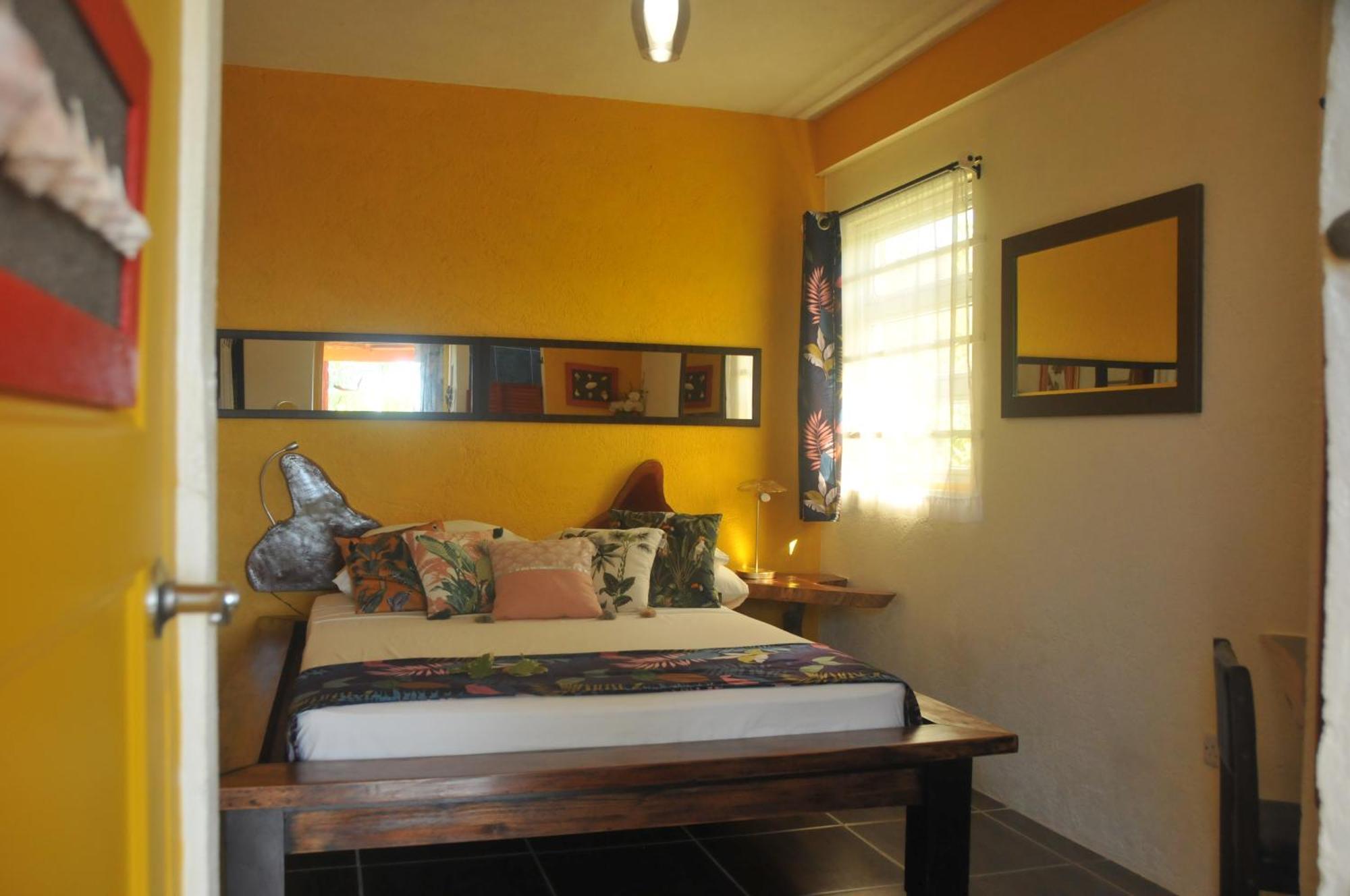 Mango Island Lodges Saint Joseph Bagian luar foto