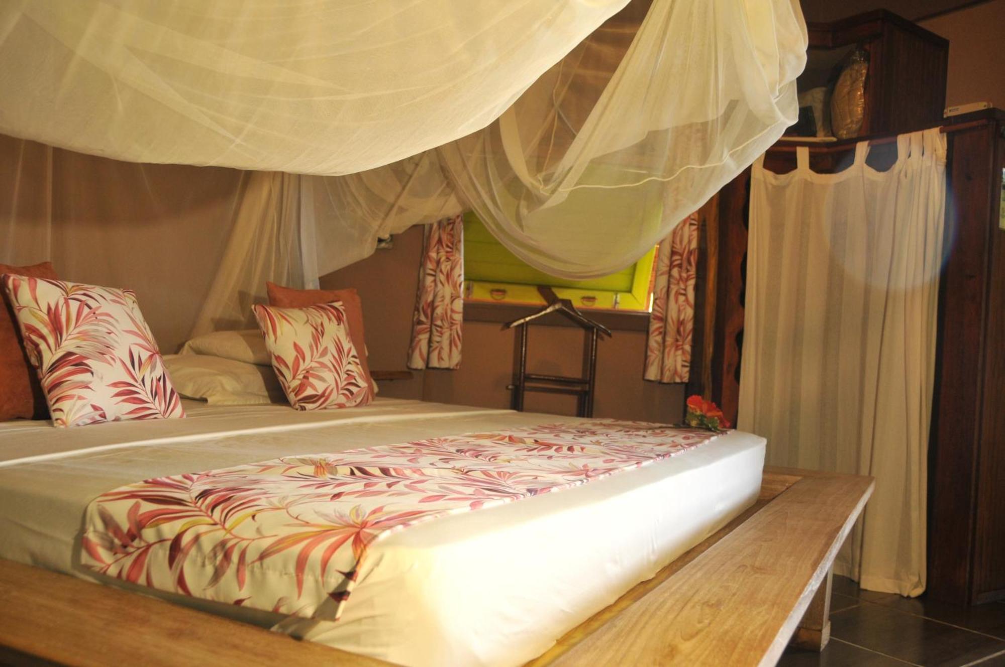 Mango Island Lodges Saint Joseph Bagian luar foto